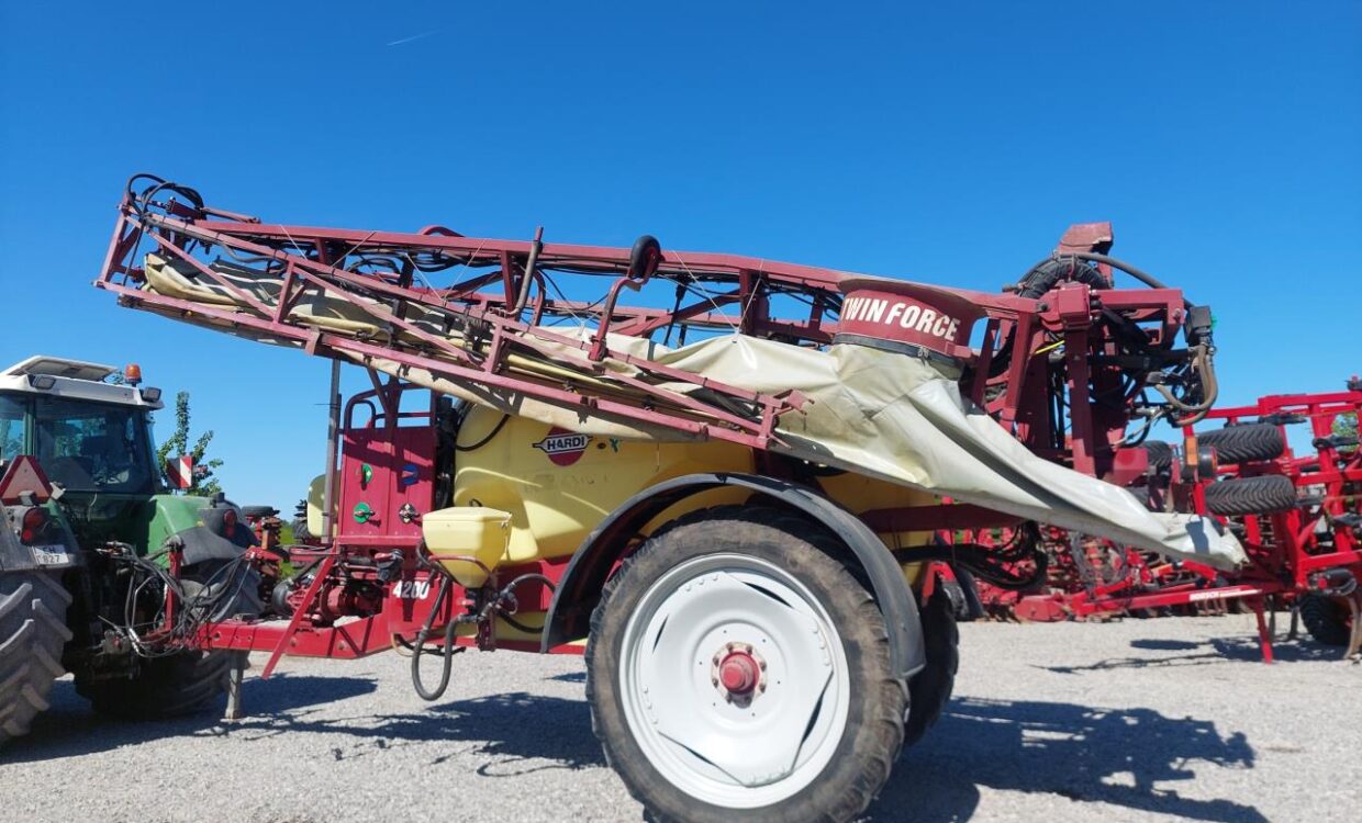 Hardi Commander Plus 4200 - 28m Twin